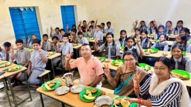 Photo of विद्यालय में जन्मदिन का स्वादिष्ट उत्सव, बच्चों और शिक्षकों के चेहरे पर मुस्कान