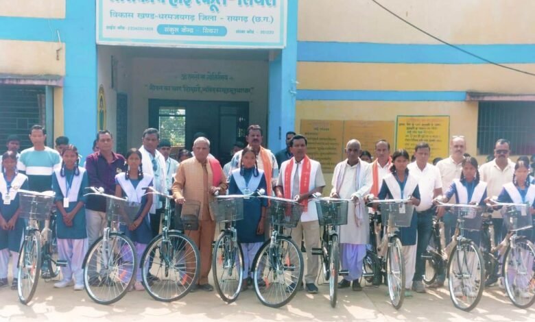 Rural girls get a new wheel of empowerment, 24 girl students in Dharamjaigarh get free bicycles
