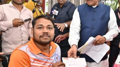 Photo of दिव्यांग रग्बी खिलाड़ी पिंटू राम साहू को मुख्यमंत्री से मिली 90 हजार की सहायता, खेल सामग्री व व्हीलचेयर खरीदने में मिलेगी मदद