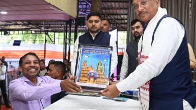 Photo of भिलाई के अंकुश देवांगन ने संगमरमर पर गढ़ी मोदी की सूक्ष्म प्रतिमा, राम मंदिर की झलक से किया सबको मंत्रमुग्ध
