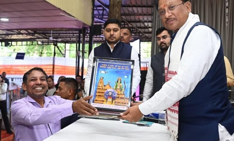 Bhilai resident Ankush Dewangan sculpted a miniature statue of Modi in marble, mesmerizing everyone with a glimpse of the Ram Temple.