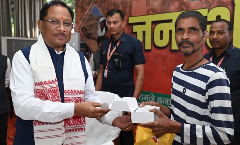 जनदर्शन में संवेदनशील पहल – मुख्यमंत्री विष्णु देव साय ने रमन निर्मलकर को श्रवण यंत्र सौंपा, सुनने की शक्ति लौटाई 1 Sensitive initiative in public hearing – Chief Minister Vishnu Dev Sai handed over hearing aid to Raman Nirmalkar, restoring his hearing power