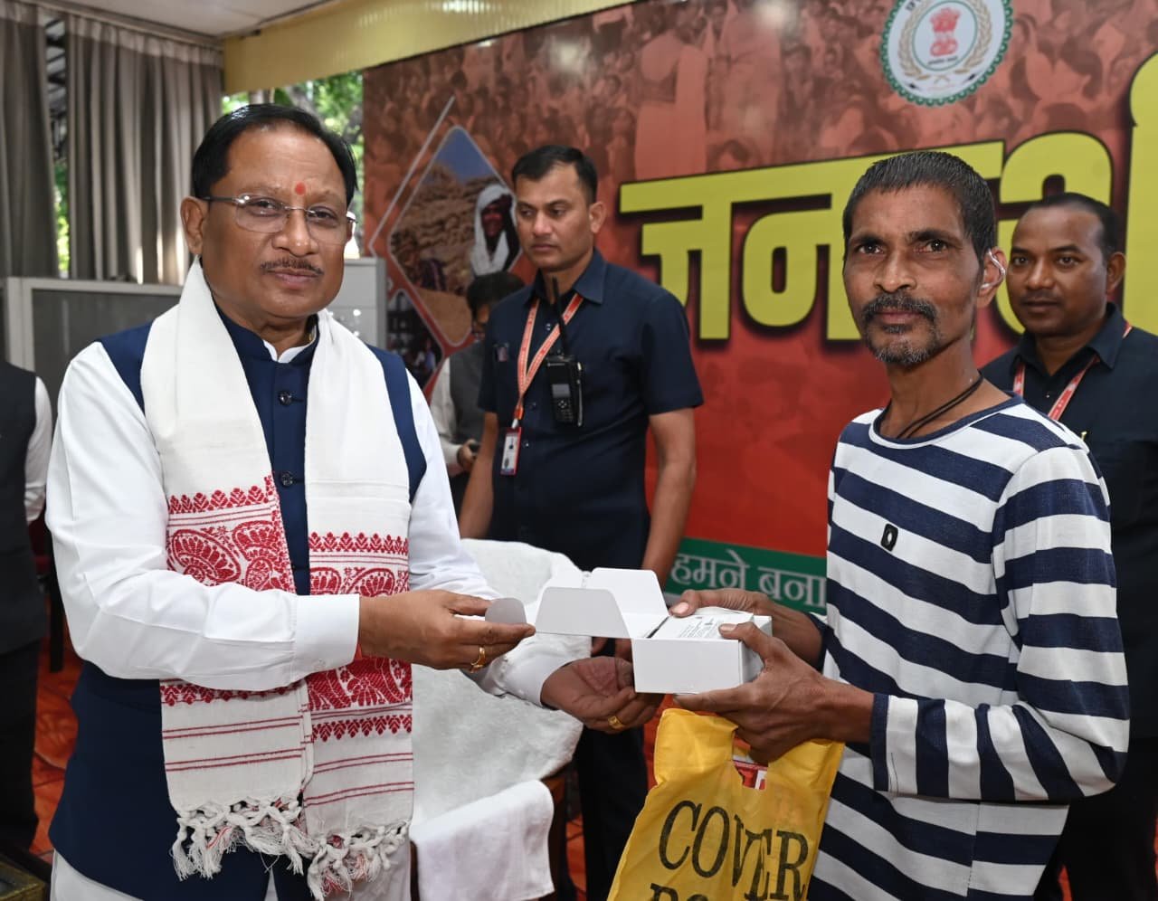 Sensitive initiative in public hearing – Chief Minister Vishnu Dev Sai handed over hearing aid to Raman Nirmalkar, restoring his hearing power