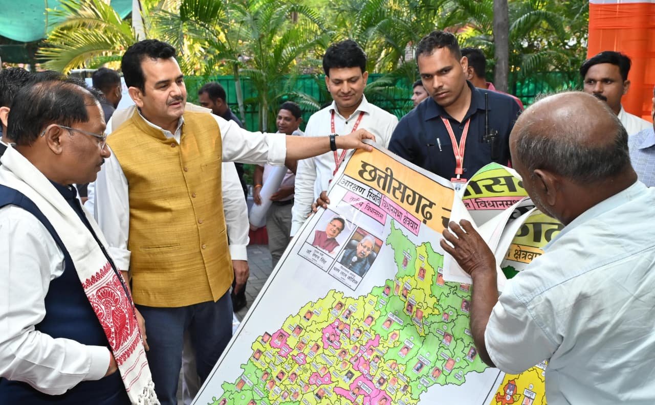 Painter Shivkumar Nirala presented a unique 'political map' to Chief Minister Vishnu Dev Sai, capturing the entire political journey of Chhattisgarh in one painting.