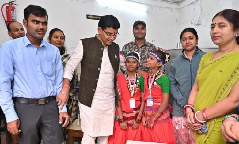 बाल दिवस पर दृष्टि एवं श्रवण बाधितार्थ विद्यालय में उमड़ा उत्साह, बच्चों की प्रतिभा ने जीता दिल 1 On Children's Day, enthusiasm overflowed in the school for the visually and hearing impaired; children's talent won hearts.