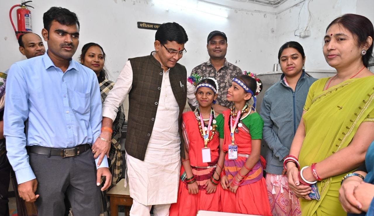 On Children's Day, enthusiasm overflowed in the school for the visually and hearing impaired; children's talent won hearts.