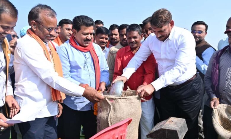 Paddy procurement at support price begins at Bodla's Maharajpur centre, farmers enthusiastic