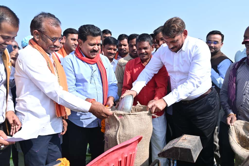 Paddy procurement at support price begins at Bodla's Maharajpur centre, farmers enthusiastic