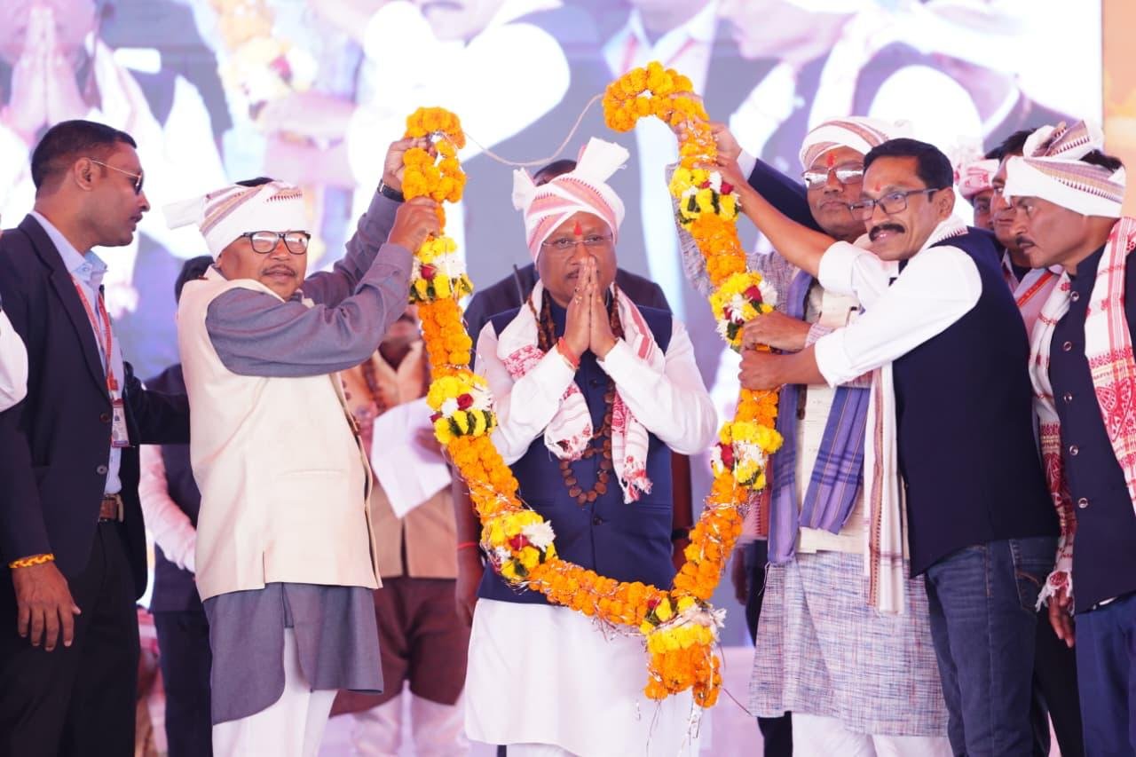 Chief Minister Vishnudev Sai was given a grand welcome on the occasion of Tribal Pride Day on the 150th birth anniversary of Dharti Aba Birsa Munda.