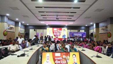 बिरसा मुंडा जयंती पर जनजातीय गौरव का भव्य उत्सव, महासमुंद में उमड़ी जनभागीदारी 4 Photo of बिरसा मुंडा जयंती पर जनजातीय गौरव का भव्य उत्सव, महासमुंद में उमड़ी जनभागीदारी