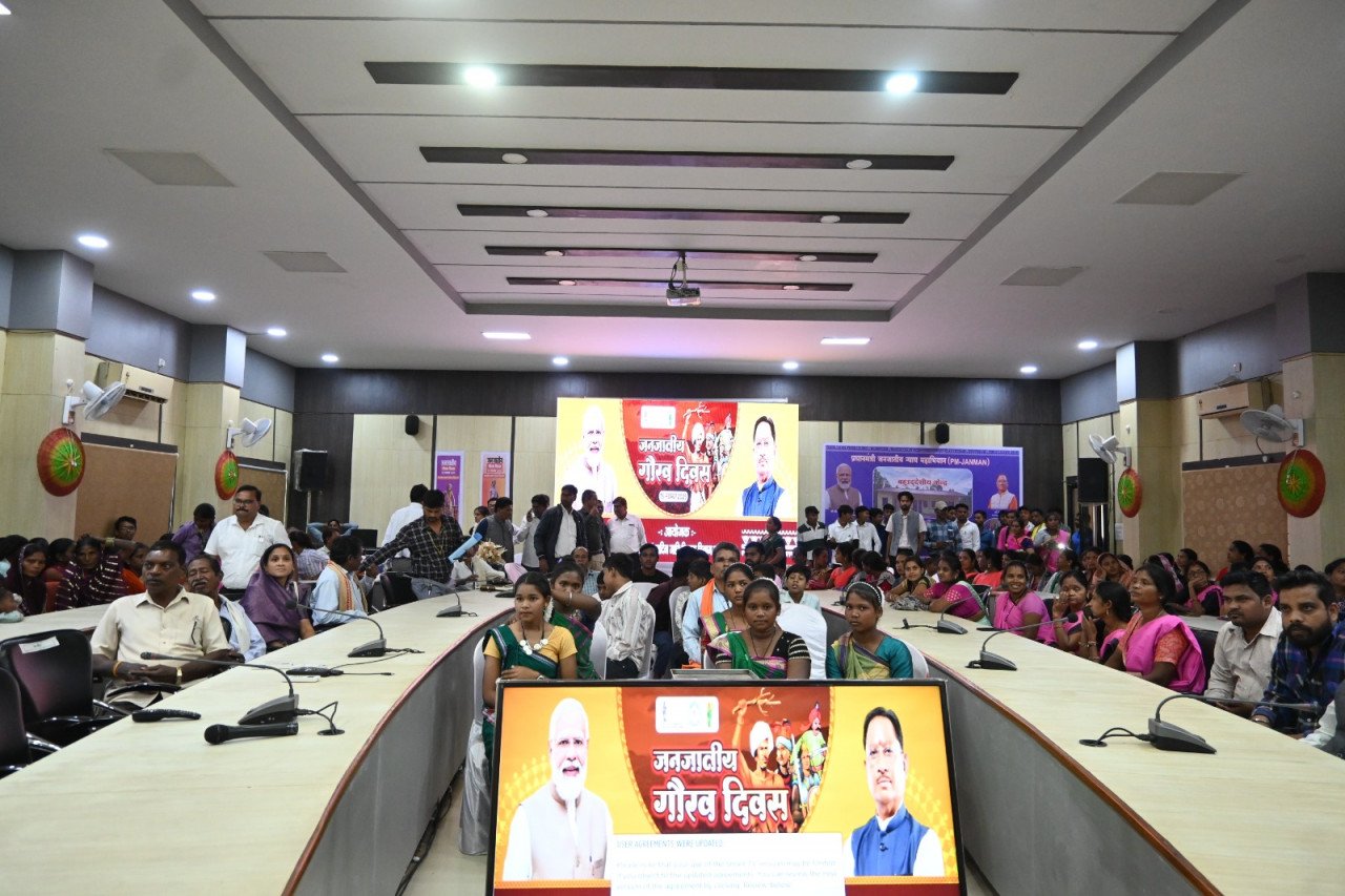A grand celebration of tribal pride on Birsa Munda Jayanti, with massive public participation in Mahasamund