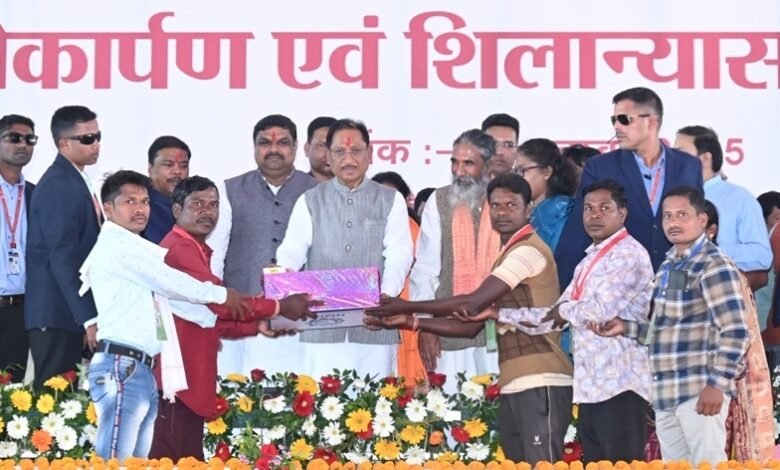 बस्तर में विकास की रफ्तार तेज, अंदरूनी इलाकों तक योजनाओं की पहुँच ने बदली तस्वीर 1 Bastar's development is accelerating, with schemes reaching the interiors changing the landscape.