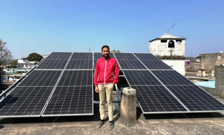 🌞 Now household electricity worries are over – a house in Kunkuri is lit up with solar energy