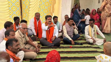 ज़मीन पर बैठकर सुनी समस्याएं: उपमुख्यमंत्री विजय शर्मा का गांव-गांव जनसंवाद 5 Photo of ज़मीन पर बैठकर सुनी समस्याएं: उपमुख्यमंत्री विजय शर्मा का गांव-गांव जनसंवाद