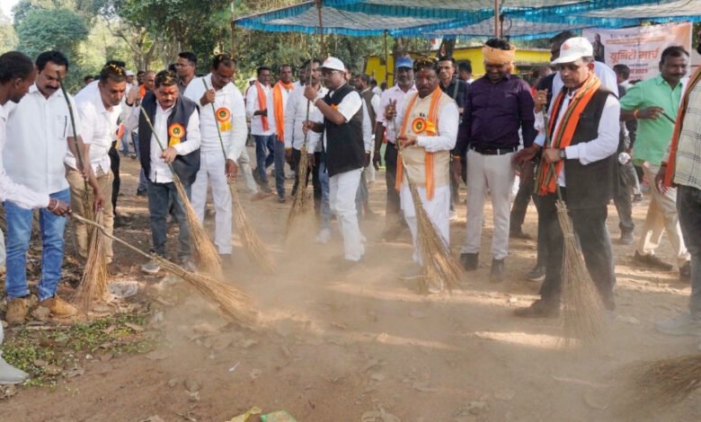 Bastar on the path of unity: On the birth anniversary of Sardar Patel, the program concluded with a unity march, cleanliness and tree plantation.