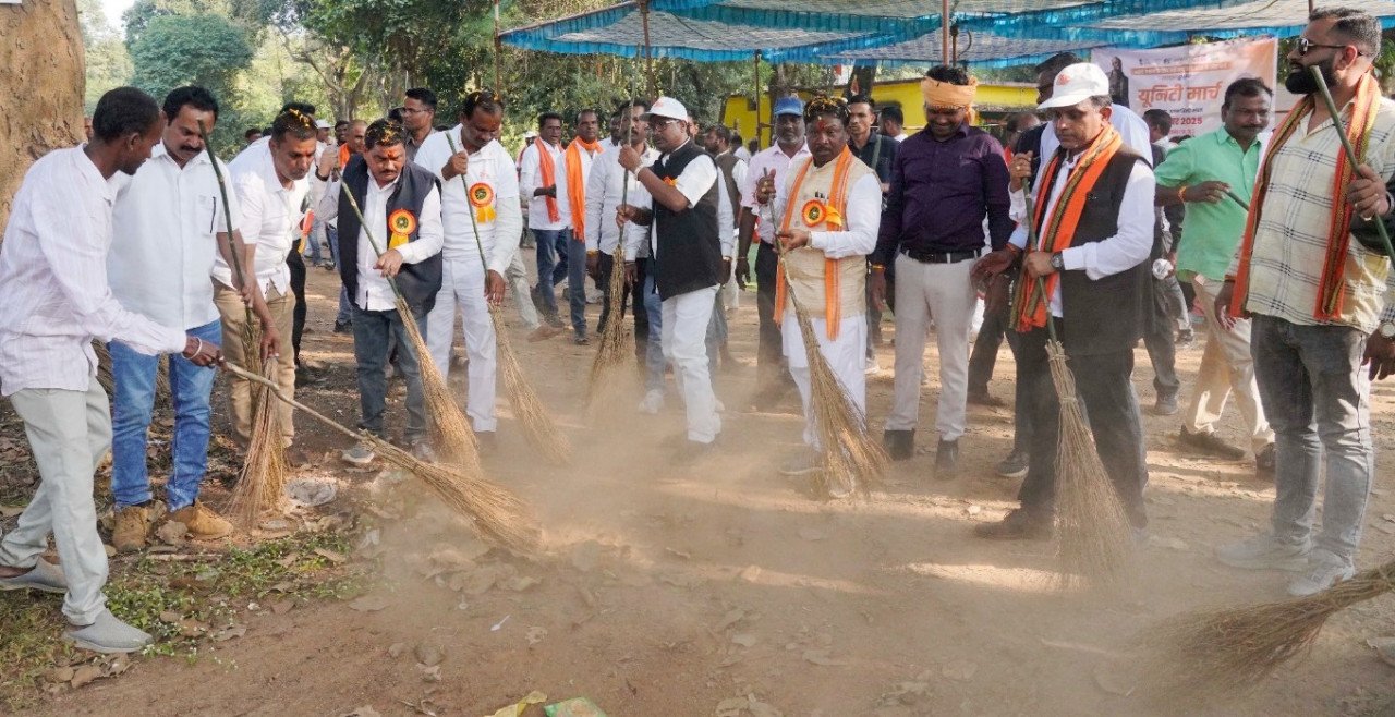 Bastar on the path of unity: On the birth anniversary of Sardar Patel, the program concluded with a unity march, cleanliness and tree plantation.