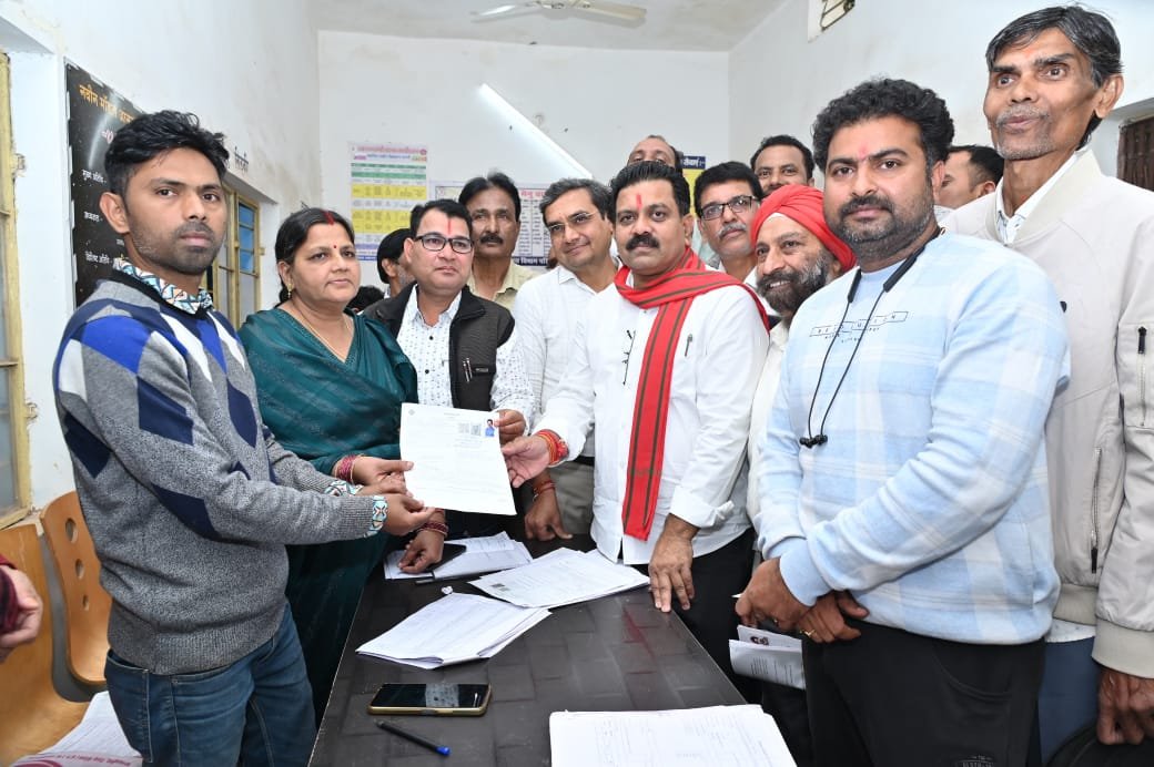 Deputy Chief Minister visits polling station in Kawardha, sensitizes people by filling out special intensive revision forms