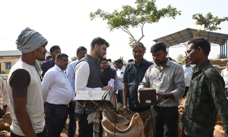 सुहेला में धान खरीदी व्यवस्था की जांच, किसानों ने बताया—सब कुछ सुचारू, जल्द मिलेगा पक्का फर्श 1 Inspection of paddy procurement system in Suhela, farmers said – everything is smooth, concrete floor will be provided soon