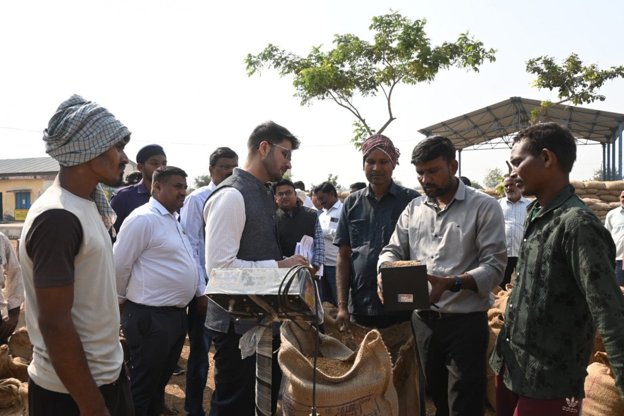 Inspection of paddy procurement system in Suhela, farmers said – everything is smooth, concrete floor will be provided soon