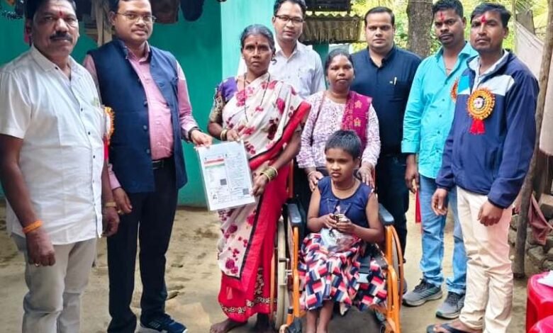 दिव्यांग गणेश्वरी को मिला आधार कार्ड, प्रशासन की तत्परता से कई दिनों की परेशानी खत्म 1 Disabled Ganeshwari receives Aadhaar card, administration's prompt action ends days of hardship