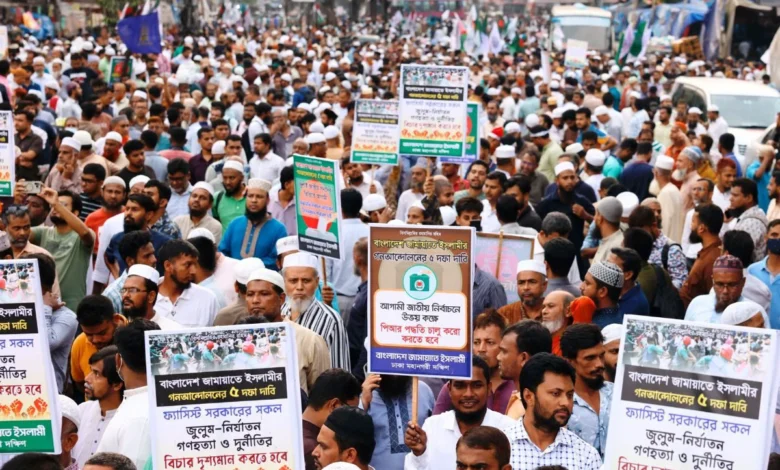 बांग्लादेश में नया संग्राम! जिस ‘जमात’ ने हसीना को भगाया, अब यूनुस सरकार पर टूटा कहर 1 A new conflict erupts in Bangladesh! The same Jamaat that ousted Hasina now wreaks havoc on the Yunus government.