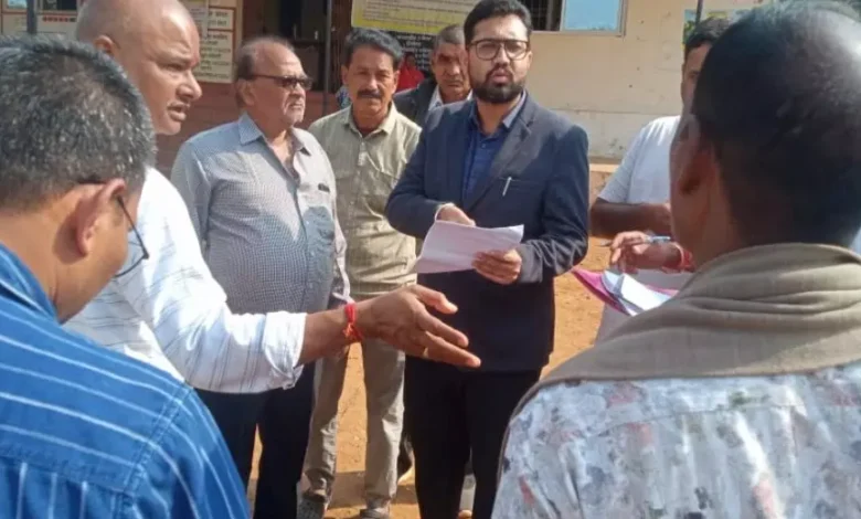 धान खरीदी पर कलेक्टर की कड़ी नजर, कई उपार्जन केंद्रों का औचक निरीक्षण 1 Collector keeps a close watch on paddy procurement, conducts surprise inspections at several procurement centres