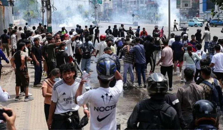 नेपाल में फिर भड़का Gen-Z आंदोलन, सड़कों पर तनाव—कई इलाकों में कर्फ्यू लागू 1 Nepal's Gen-Z movement erupts again, tensions rise on the streets—curfew imposed in several areas