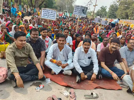 छाल के ग्रामीणों ने कोयला खदान के विरोध में कलेक्ट्रेट पर रात भर धरना दिया, महिलाओं-बच्चों ने भी भाग लिया 1 Villagers of Chhal staged an overnight sit-in at the Collectorate to protest against the coal mine, with women and children also participating.