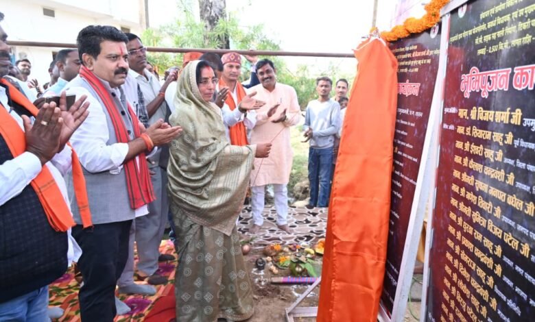 कवर्धा में विकास की रफ्तार तेज: ग्राम कोठार में करोड़ों के सड़क और सामुदायिक भवन कार्यों का भूमिपूजन 1 Development accelerates in Kawardha: Groundbreaking ceremony for road and community building works worth crores in village Kothar