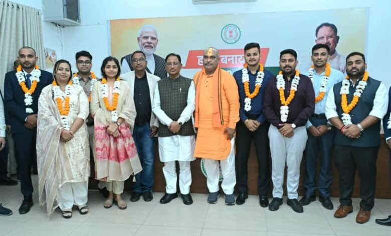 पीएससी टॉपर्स ने की मुलाकात—राज्य सेवा में नई जिम्मेदारियों का संकल्प 1 PSC toppers meet—pledge to take on new responsibilities in state service