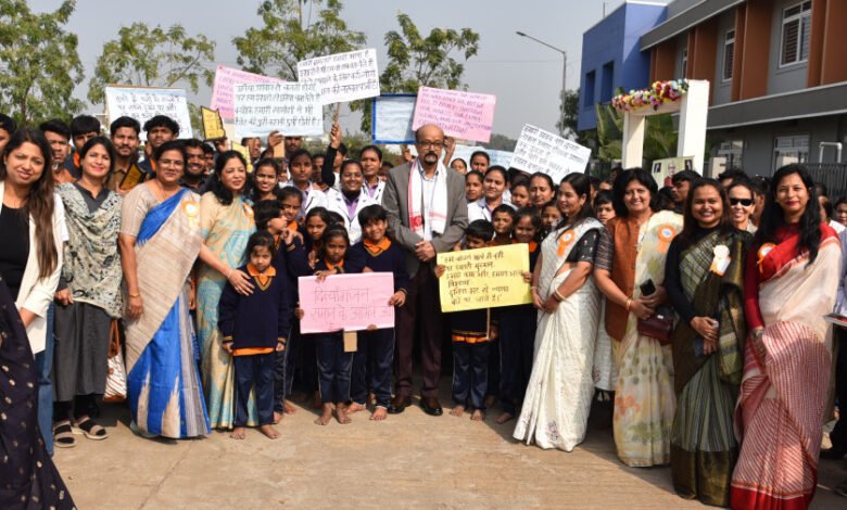 विश्व दिव्यांगजन दिवस पर कोपलवाणी विद्यालय में संवेदनशीलता और सशक्तिकरण का संदेश 1 दिव्यांगजन दिवस, कोपलवाणी विद्यालय, रमेन डेका कार्यक्रम, संवेदनशील समाज, दिव्यांग सशक्तिकरण, शिक्षा और स्वावलंबन, कंप्यूटर वितरण, पेंटिंग प्रदर्शनी, दिव्यांग कल्याण योजनाएं, DisabilityDay, KopalvaniSchool, RamenDekaProgram, InclusiveSociety, DisabilityEmpowerment, EducationSupport, ComputerDonation, ArtExhibition, DisabilityWelfareSchemes,