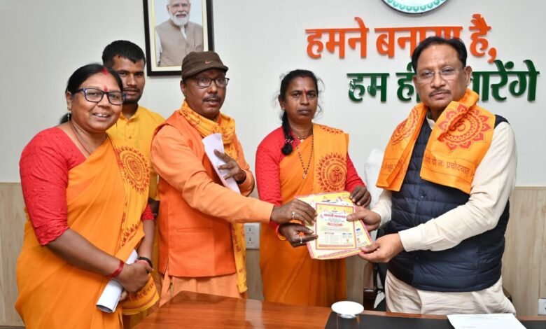 गायत्री परिवार ने सीएम साय को दिया 108 कुण्डीय महायज्ञ का निमंत्रण 1 Gayatri Parivar invited CM Sai for 108 Kundiya Mahayagna