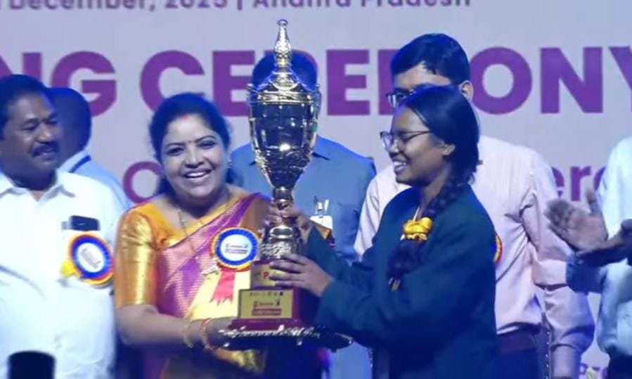 Niharika Nag's double victory in clay art, Shankargarh's name shines from state to national level