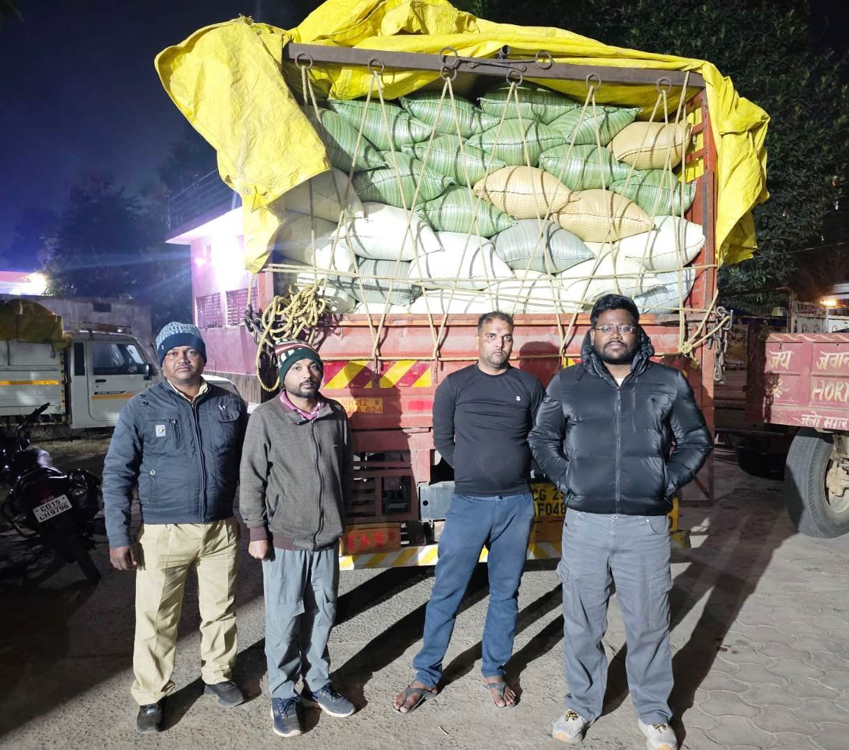 Major action at the border: Truck full of illegal paddy caught, administration takes strict stance