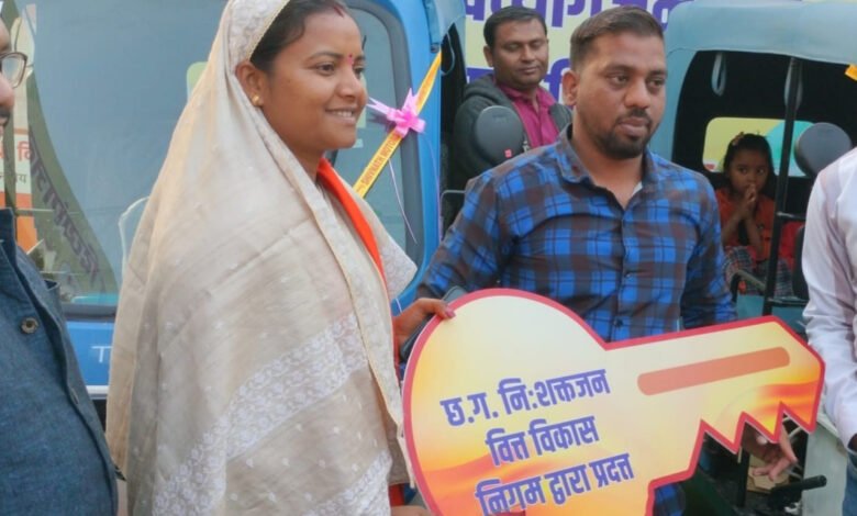 E-rickshaw becomes new hope: Divyang Chandan Nilhar's life changed, Swavalamban Yojana became a support