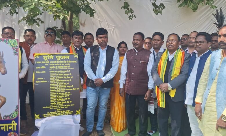 On Tribal Pride Day, Mahasamund witnessed a groundbreaking ceremony for the statue of martyr Veer Narayan Singh.