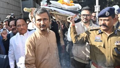 Photo of रायपुर में साहित्य को अंतिम प्रणाम: सीएम विष्णु देव साय ने विनोद कुमार शुक्ल को कंधा देकर दी विदाई