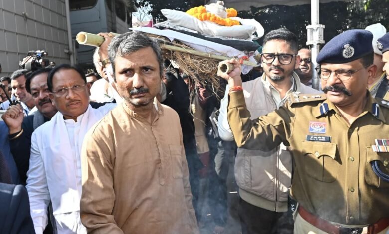 Last salute to literature in Raipur: CM Vishnu Dev Sai gave a shoulder to Vinod Kumar Shukla and bid him farewell.