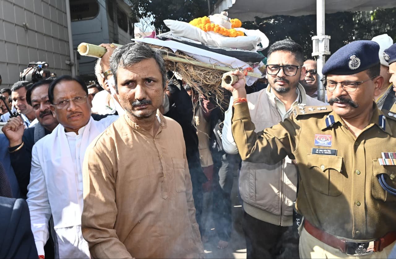 Last salute to literature in Raipur: CM Vishnu Dev Sai gave a shoulder to Vinod Kumar Shukla and bid him farewell.