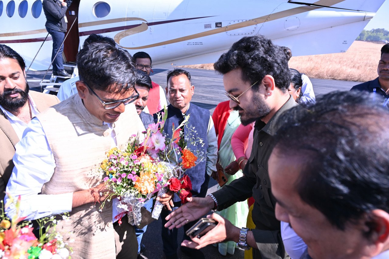Minister in charge OP Choudhary warmly welcomed at Jashpur Agadih Airport