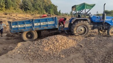 Photo of अरपा नदी में अवैध रेत उत्खनन पर सख्ती, 5 ट्रैक्टर-ट्रॉलियां जब्त