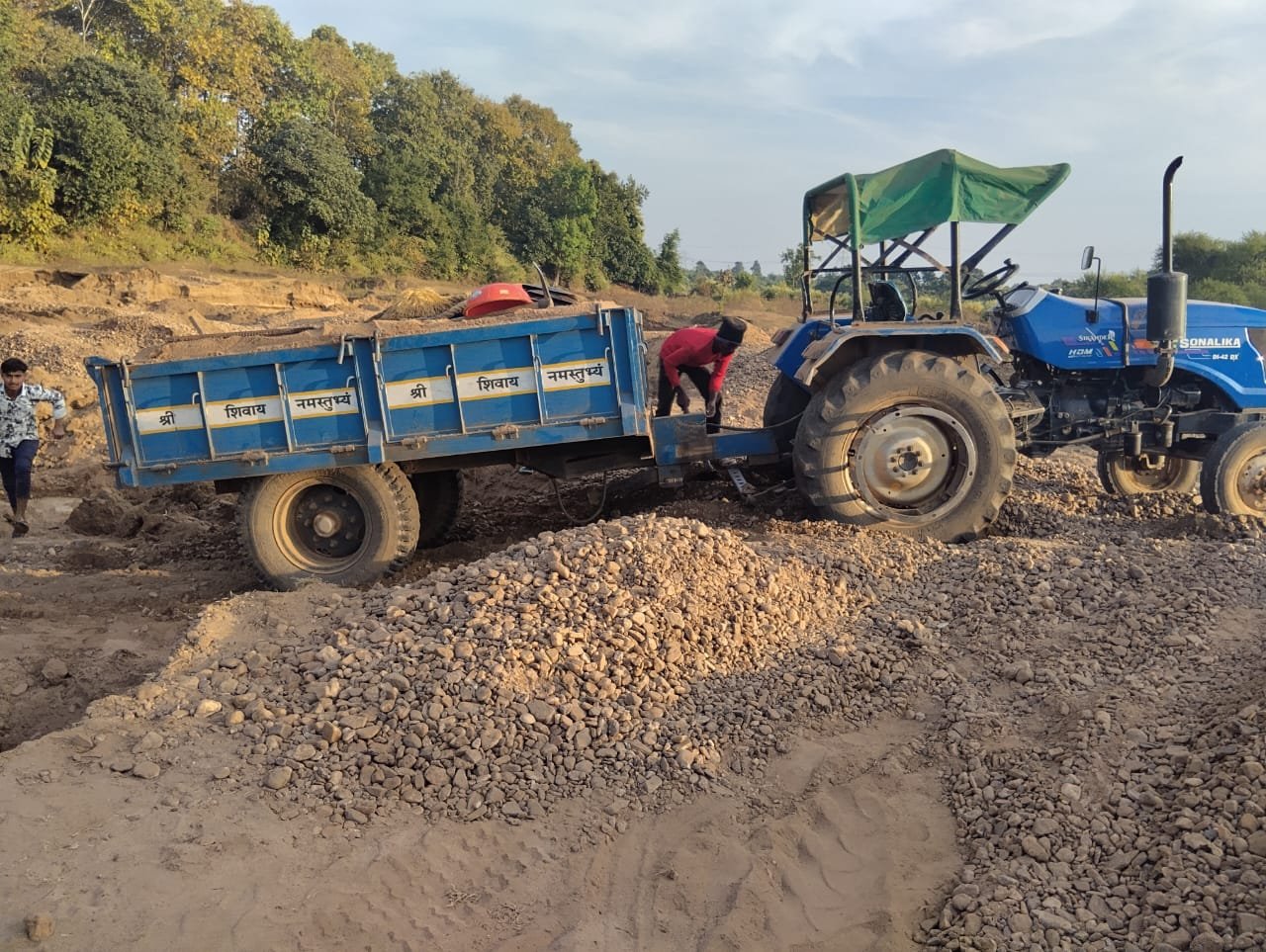 Strict action against illegal sand mining in Arpa river, 5 tractor-trolleys seized