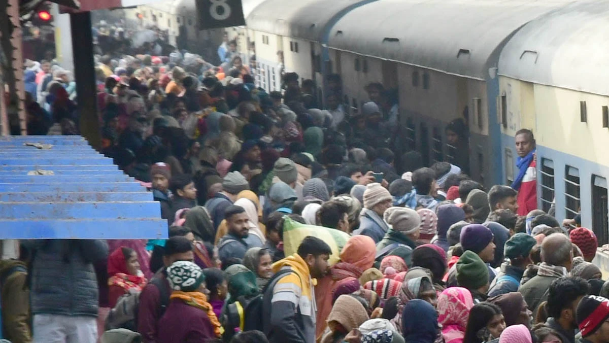 Fog and derailment wreak havoc: Delhi-Howrah route halted due to goods train accident in Jamui, 14 trains cancelled, 53 diverted