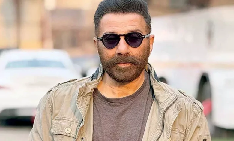 सनी देओल की ‘गदर 2’ के बाद धमाकेदार वापसी, एक साथ पांच बड़ी फिल्मों से बॉक्स ऑफिस पर मचाएंगे तूफ़ान 1 Sunny Deol returns with a bang after 'Gadar 2', will create a storm at the box office with five big films simultaneously.