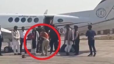 Photo of सरकारी विमान, वायरल वीडियो और वर्दी की मर्यादा—बागेश्वर बाबा की रायपुर एंट्री पर सियासी–प्रशासनिक तूफान
