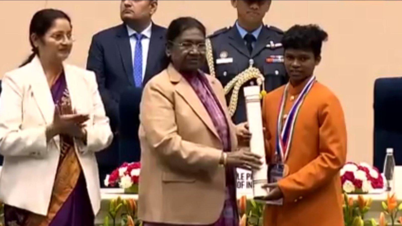 Yogita Mandavi of Kondagaon received the National Child Award