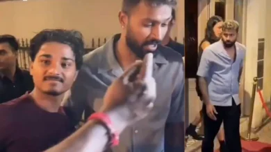 Photo of क्रिसमस डिनर के बाद विवाद में घिरे हार्दिक पांड्या, वायरल वीडियो में फैन ने की बदसलूकी, ऑलराउंडर रहे बेपरवाह