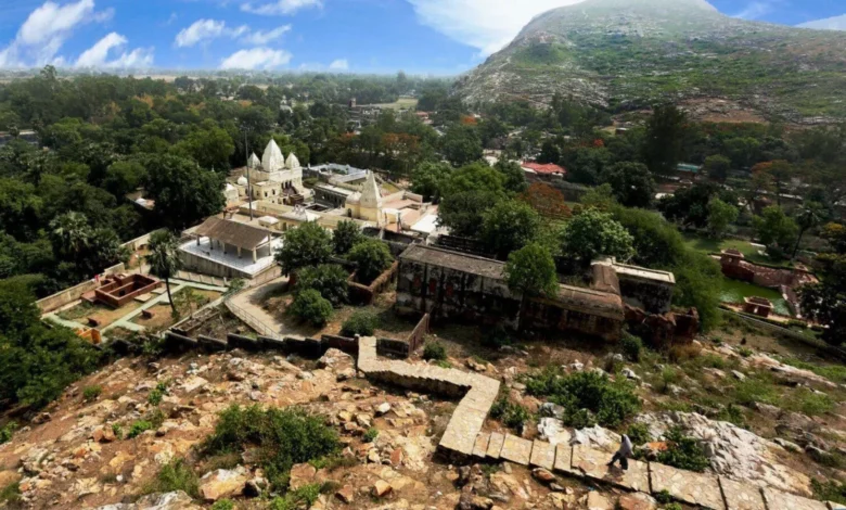 रिवॉल्वर की नोक पर नाबालिग का अपहरण, पहाड़ों में दुष्कर्म की कोशिश — पुलिस-वन विभाग की तत्परता से बची जान 1 A minor was kidnapped at gunpoint and raped in the mountains—the prompt actions of the police and forest department saved her life.