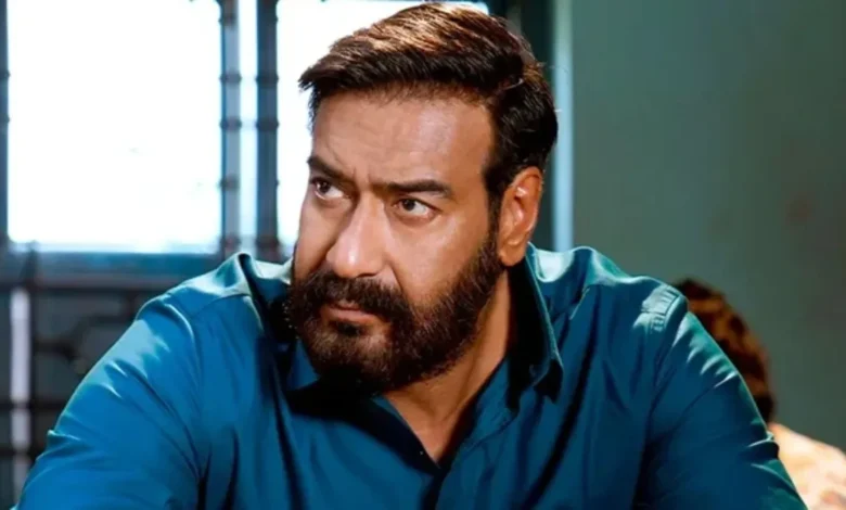 अजय देवगन की लोकप्रिय क्राइम-थ्रिलर फ्रेंचाइजी ‘दृश्यम’ एक बार फिर चर्चा के केंद्र में है। तीसरे भाग ‘दृश्यम 3’ को लेकर दर्शकों की उत्सुकता चरम पर है और इसी बीच फिल्म से जुड़ा एक अहम अपडेट सामने आया है। खबरों के मुताबिक, दमदार अभिनय के लिए पहचाने जाने वाले जयदीप अहलावत को फिल्म में शामिल किया गया है, जबकि अक्षय खन्ना के फ्रेंचाइजी से बाहर होने की अटकलें तेज हो गई हैं। सूत्रों की मानें तो ‘धुरंधर’ की सफलता के बाद अक्षय खन्ना और मेकर्स के बीच वेतन व कुछ शर्तों को लेकर सहमति नहीं बन पाई, जिसके चलते उन्होंने प्रोजेक्ट से दूरी बना ली। हालांकि, इस पर अभी तक कोई आधिकारिक पुष्टि नहीं हुई है। ‘दृश्यम 2’ में उनके किरदार को दर्शकों ने काफी सराहा था, इसलिए उनके बाहर होने की खबर फैंस के लिए चौंकाने वाली रही। वहीं, जयदीप अहलावत की एंट्री से कहानी में नया मोड़ आने की उम्मीद है। रिपोर्ट्स के अनुसार, वे जनवरी 2026 से शूटिंग शुरू करेंगे और उनका किरदार फिल्म की कहानी को अप्रत्याशित दिशा देगा। उनकी मौजूदगी से सस्पेंस और टकराव का स्तर और बढ़ने वाला है। फिल्म में अजय देवगन एक बार फिर विजय सलगांवकर के रूप में लौटेंगे, जबकि तब्बू की वापसी आईजी मीरा देशमुख के किरदार में होगी। विजय और मीरा की दिमागी जंग इस सीरीज की पहचान रही है—और अब जयदीप के जुड़ने से यह मुकाबला और भी तीखा होने वाला है। 2013 में मलयालम सिनेमा से शुरू हुई ‘दृश्यम’ की कहानी ने हिंदी रीमेक के जरिए भारतीय थ्रिलर सिनेमा में अलग मुकाम बनाया। अब ‘दृश्यम 3’ से दर्शकों को एक बार फिर जबरदस्त सस्पेंस और चौंकाने वाले ट्विस्ट की उम्मीद है।