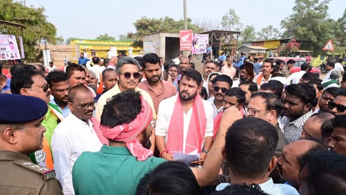 Congress takes to the streets on Gandhi Jayanti, blocks roads in Chhattisgarh over MNREGA and paddy procurement